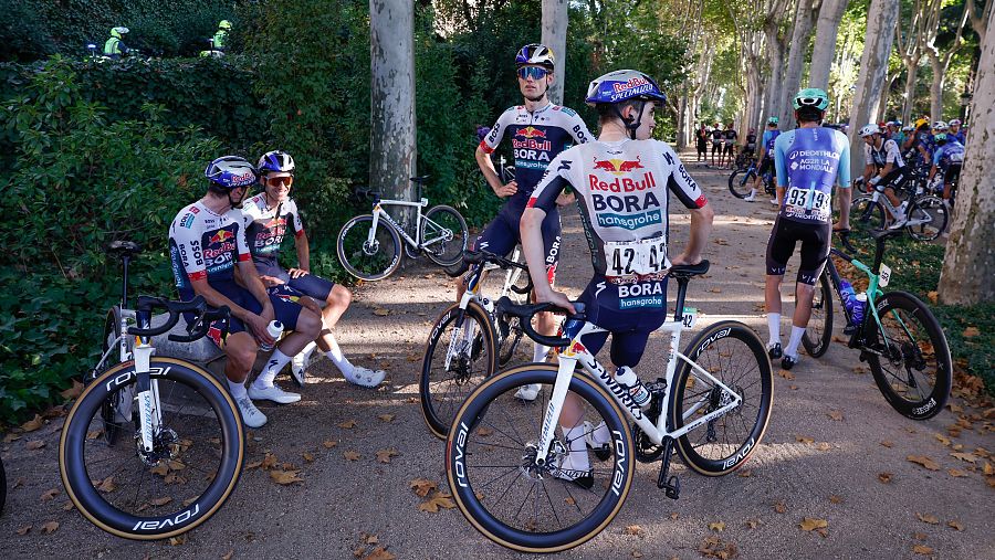El pelotón ciclista tras la finalización de la 80 edición de la Vuelta a España