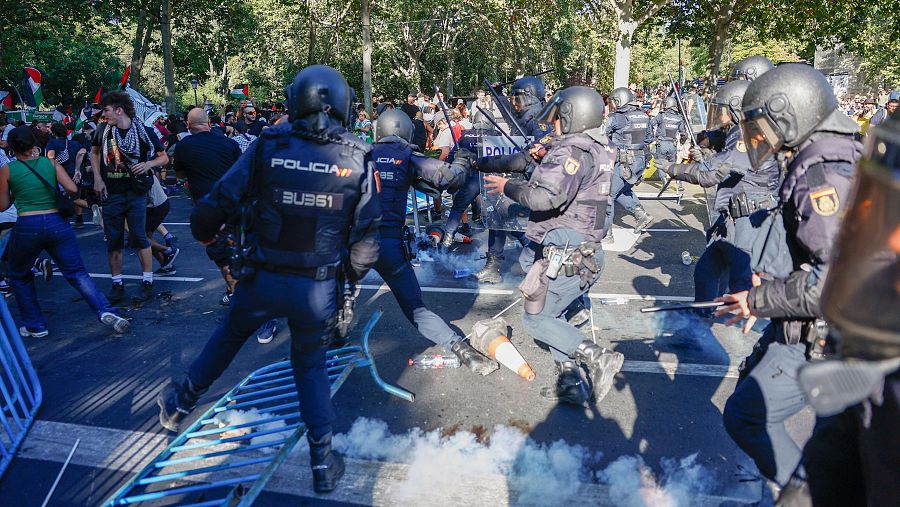 La Policía realiza cargas contra los manifestantes en el Paseo del Prado