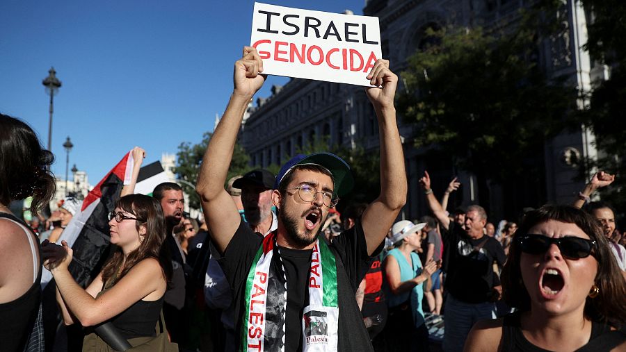 Los manifestantes entonan proclamas contra Israel