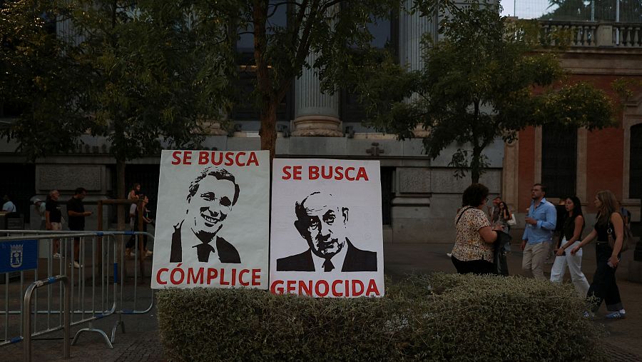 Dos pancartas colocadas por los manifestantes propalestinos con las imágenes de Almeida y Netanyahu