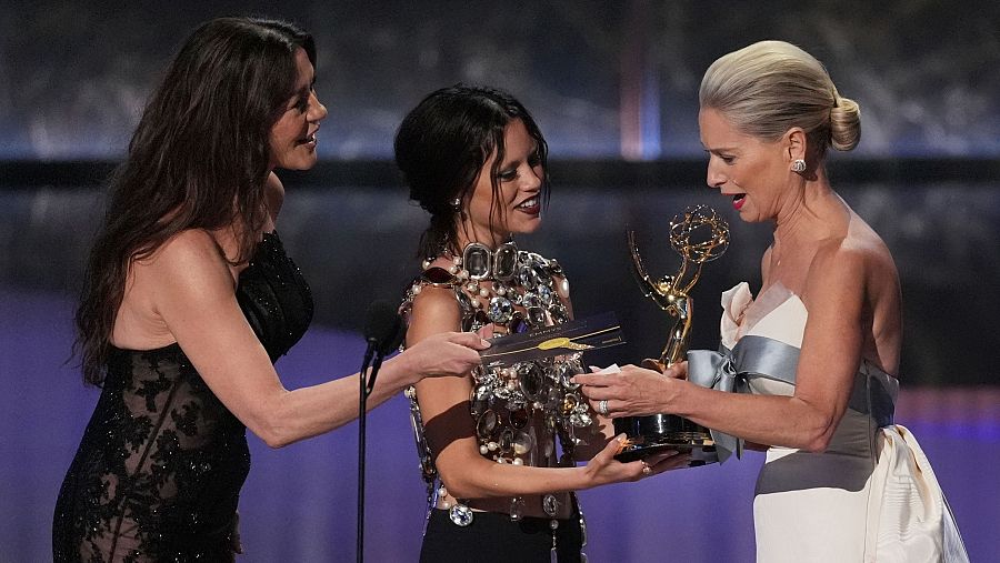 Catherine Zeta-Jones y Jenna Ortega entregan el Emmy a Katherine LaNasa por 