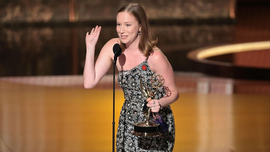 Hannah Einbinder recibe el premio a la mejor actriz de reparto en una serie de comedia por 'Hacks'
