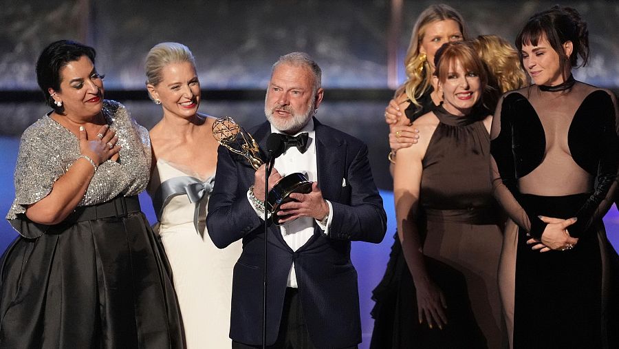 R. Scott Gemmill, con el elenco y equipo de 'The Pitt', reciben el premio a la mejor serie dramática