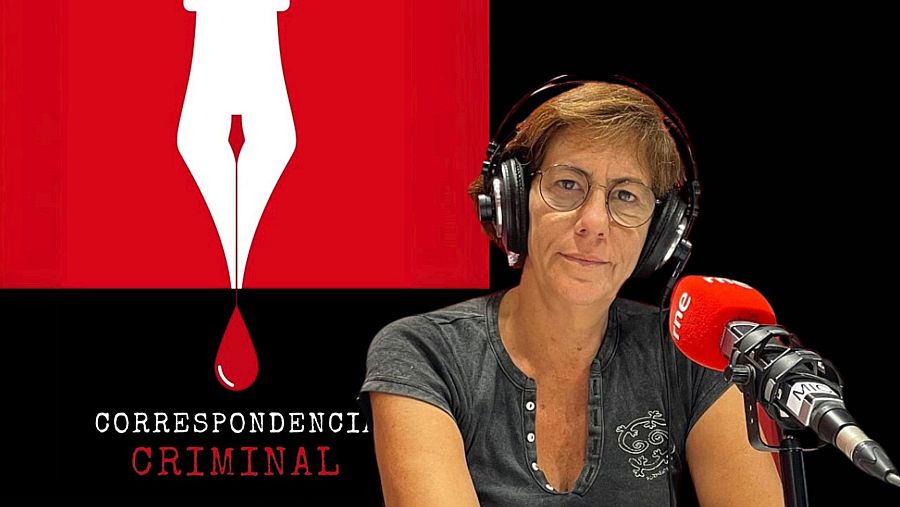 Imagen promocional de podcast: periodista con auriculares frente a micrófono RNE. Fondo con pluma y gota roja; texto 'CORRESPONDENCIA CRIMINAL'.