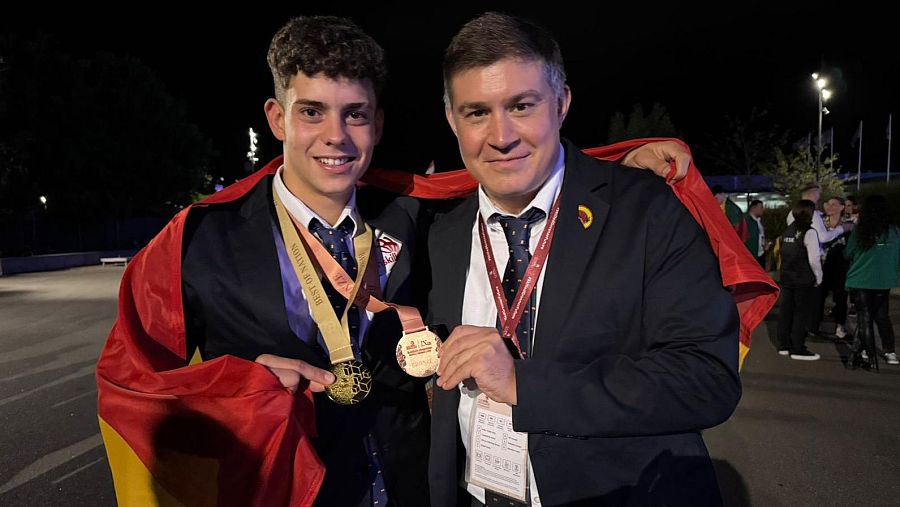 Álex Caro y Joan Castellà posan con la medalla de bronce europea y la de oro nacional en refrigeración y aire acondicionado.