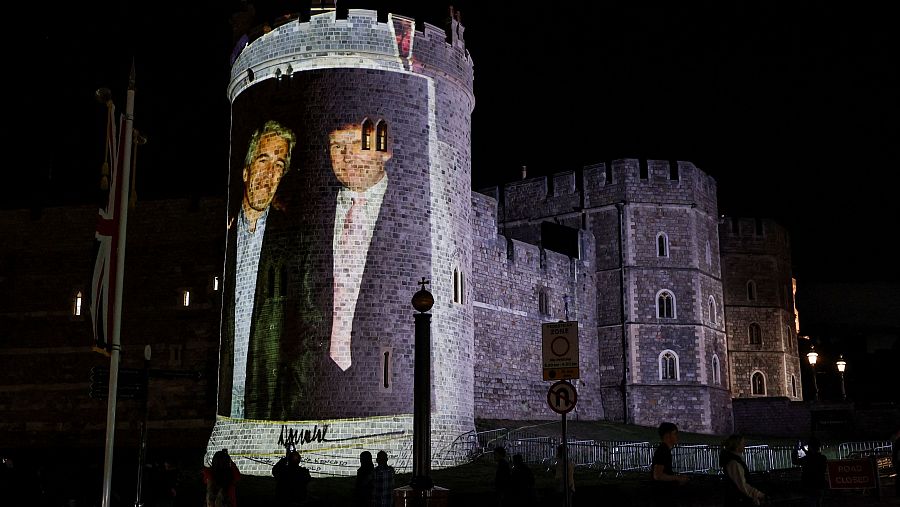 Trump junto a Epstein proyectada en Windsor