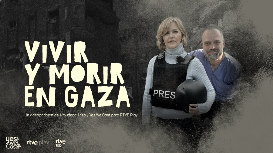 Almudena Ariza, con chaleco 'PRES', y Raúl Inéstis presentan un videopodcast sobre Gaza en un escenario de destrucción. Producción de Yes We Cast para RTVE Play.