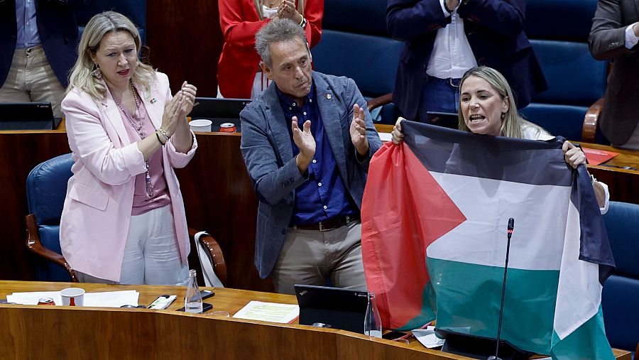 Mar Espinar (PSOE) exhibe la bandera palestina en la Asamblea de Madrid