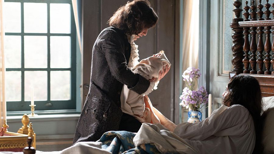 Alejo carga por primera vez a Evaristo junto a Luisa