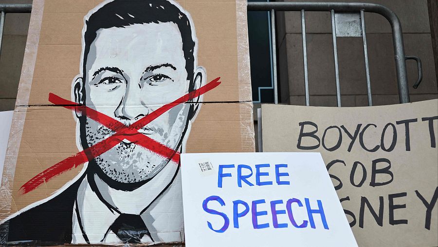 Vista de los carteles dejados por los manifestantes que protestaban por la suspensión del programa 'Jimmy Kimmel Live!'