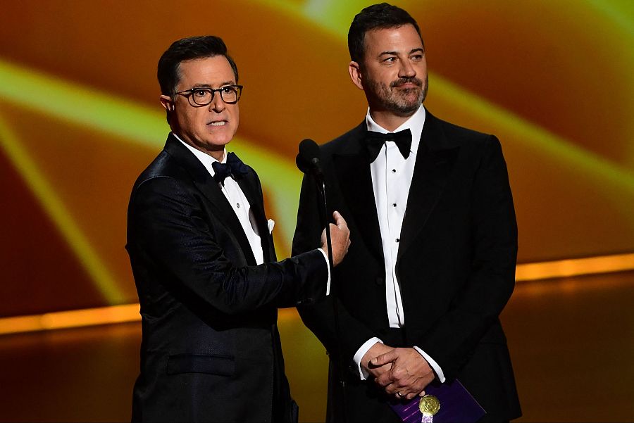 Stephen Colbert (izquierda) y Jimmy Kimmel (derecha) durante la 71.ª edición de los premios Emmy el 22 de septiembre de 2019
