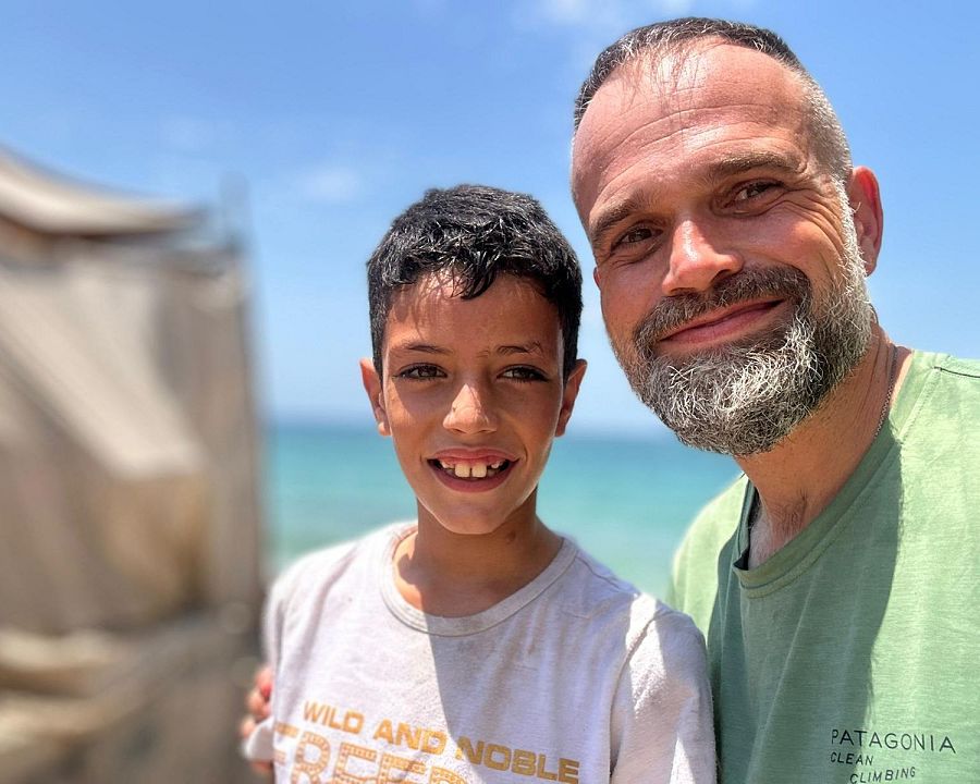 Raúl Incertis y Sanad, un niño palestino al que conoció en Gaza