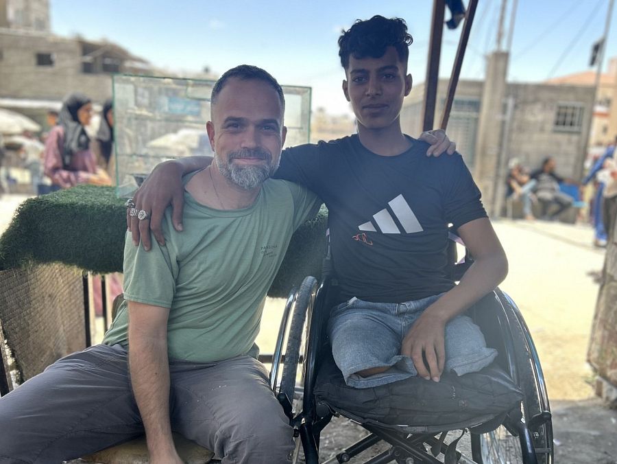 Raúl Incertis y Suleyman, un joven de 17 años amputado por un bombardeo israelí