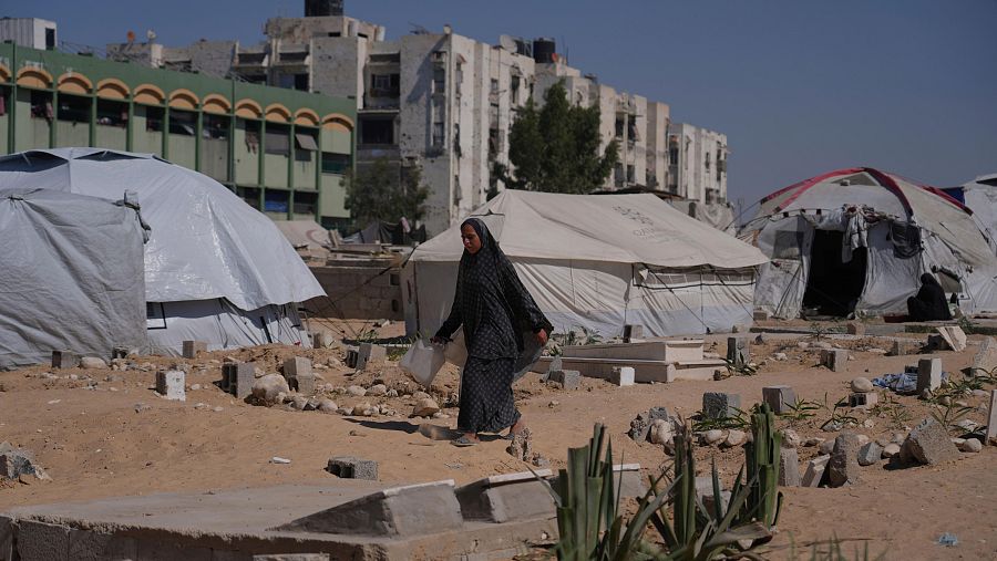 Una mujer palestina desplazada pasa junto a unas tiendas de campaña improvisadas instaladas en un cementerio de Jan Yunis, en el sur de la Franja de Gaza.