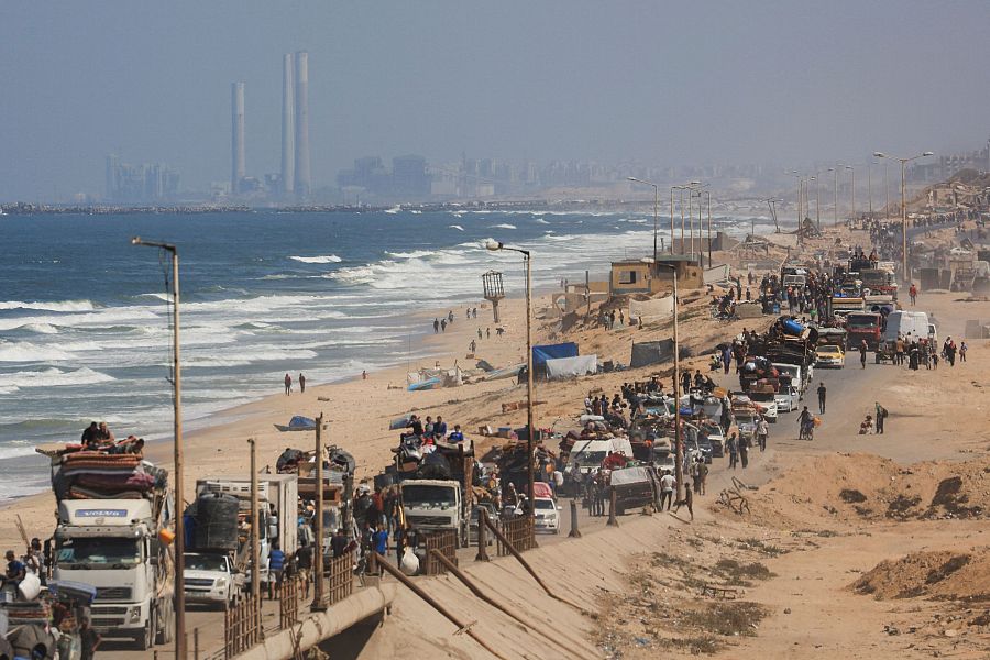 Los palestinos se desplazan hacia el sur después de que las fuerzas israelíes ordenaran la evacuación de Ciudad de Gaza