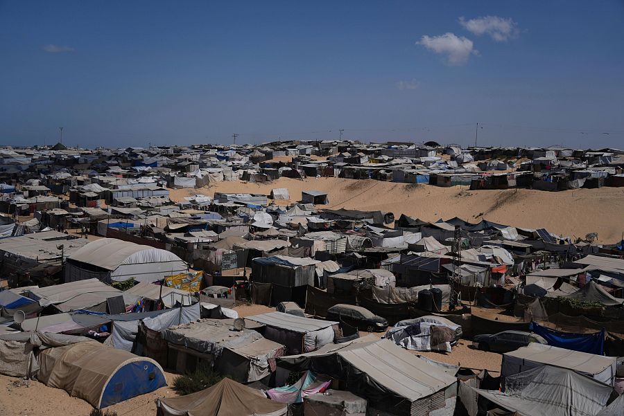 Campamento de tiendas de campaña para desplazados en Mawasi