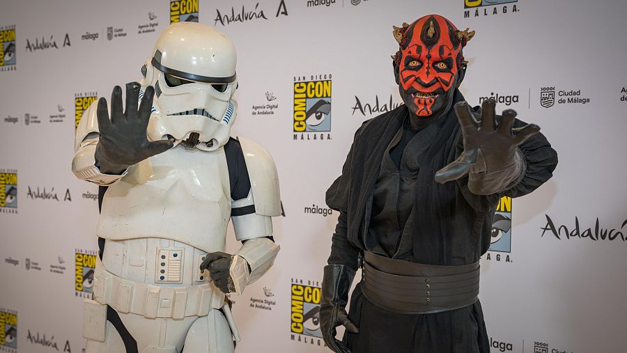 Cosplayers de Stormtrooper y Darth Maul saludan en un photocall de la San Diego Málaga Comic-Con.