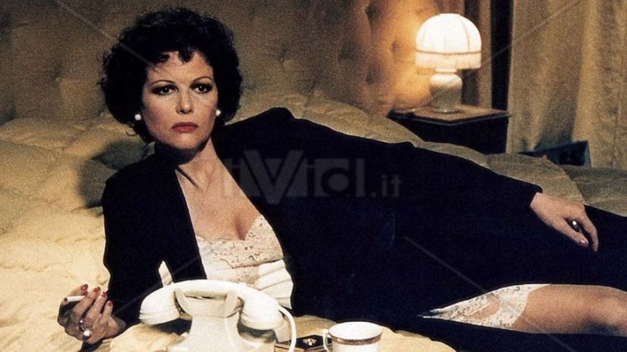 Cardinale caracterizada como Claretta, la amante de Mussolini