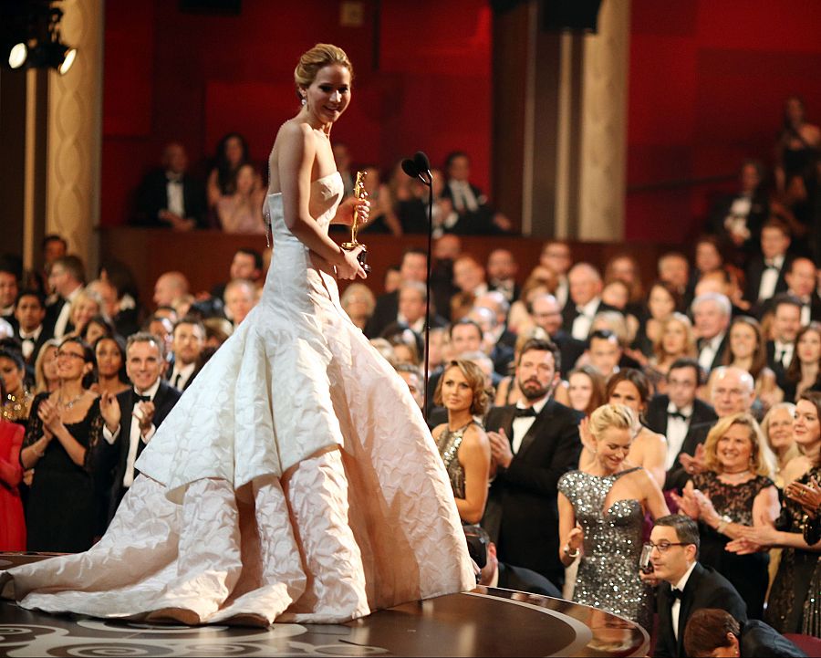 Jennifer Lawrence recibe el Premio Óscar en 2013