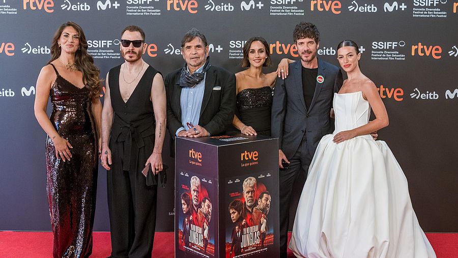 Los protagonistas de la película, con el director