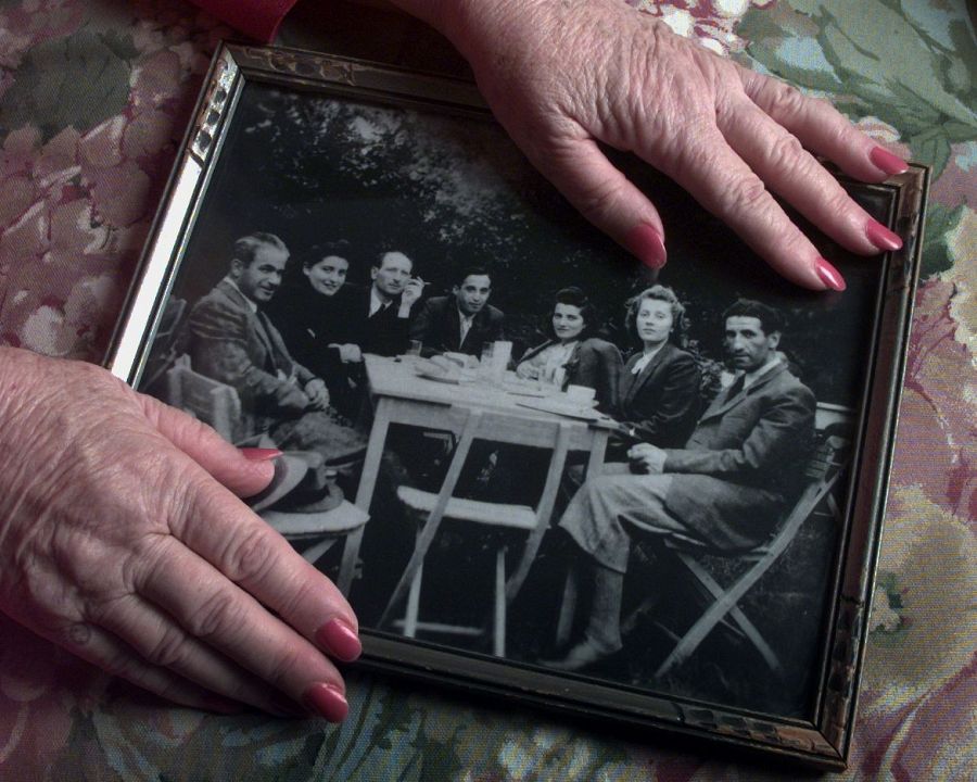Irene Gut con una fotografía que muestra a siete de los doce judíos a los que salvó