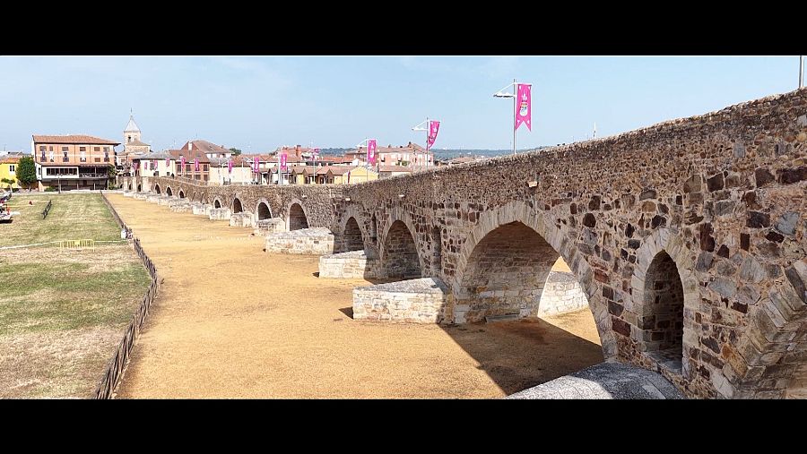El puente medieval de Hospital de Órbigo es el más largo del Camino de Santiago.