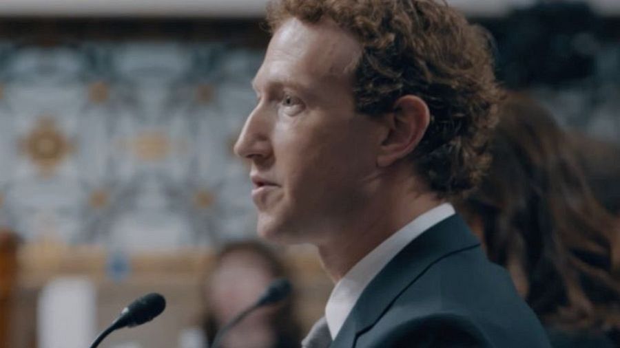 Imagen de perfil de un hombre en traje hablando a un micrófono en un entorno institucional.  Contexto: programa de televisión sobre redes sociales.