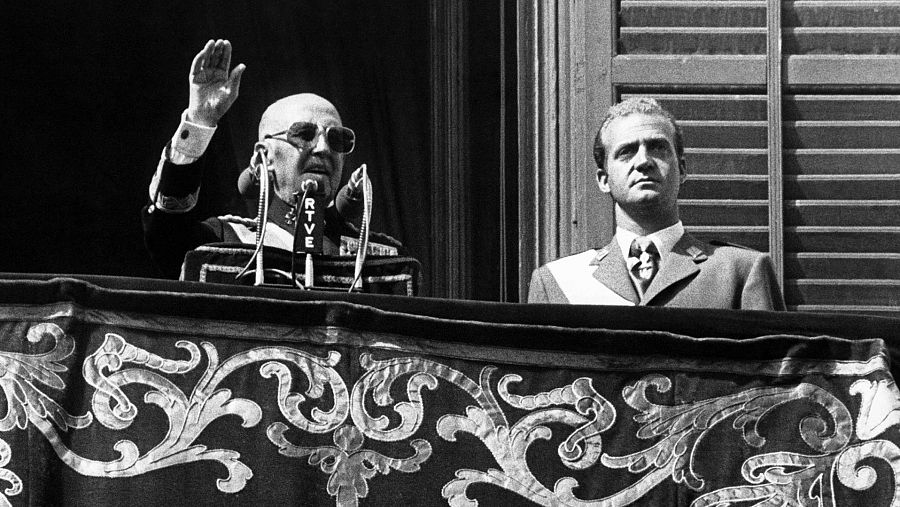 Franco saluda por última vez desde un balcón del Palacio Real acompañado del rey emérito