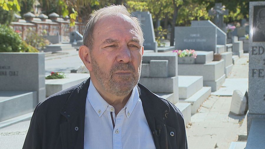 Pablo Mayoral, entrevistado por TVE en el cementerio civil de Madrid
