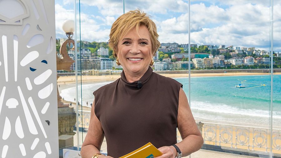 Inés Ballester, grabando en la carpa de RTVE, en San Sebastián