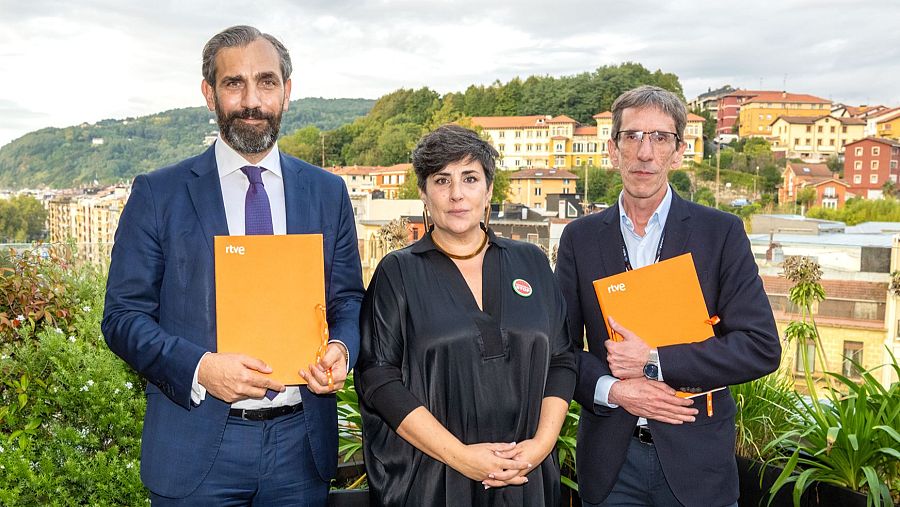 Eduardo Fernández Palomares y Roberto Sacristán, junto a María Solana, tras la firma