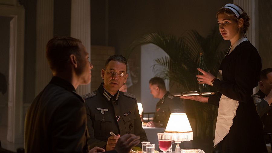 Sophie Nélisse y Dougray Scott en 'La promesa de Irene'