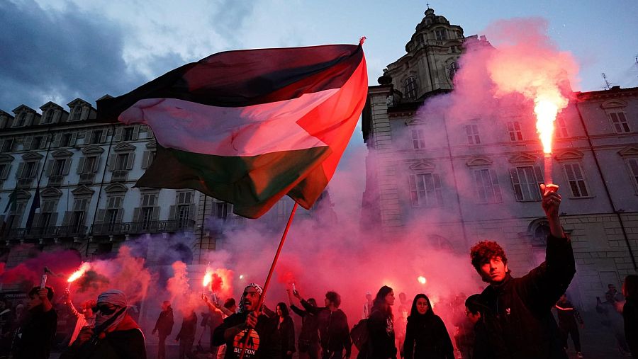 Protestantes pro-Palestina frente al Salón del Automóvil de Turín, Italia