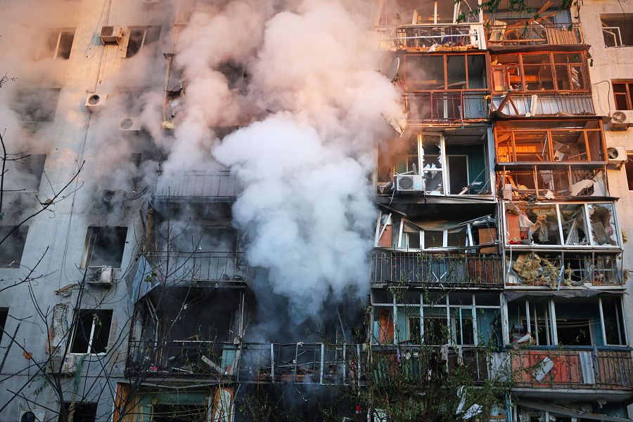 Una columna de humo sale de una casa destruida por un ataque ruso en Zaporiyia, Ucrania