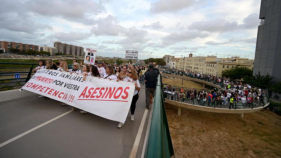 Manifestantes se congregan en el 'Puente de la solidaridad', 11 meses después de las devastadoras inundaciones