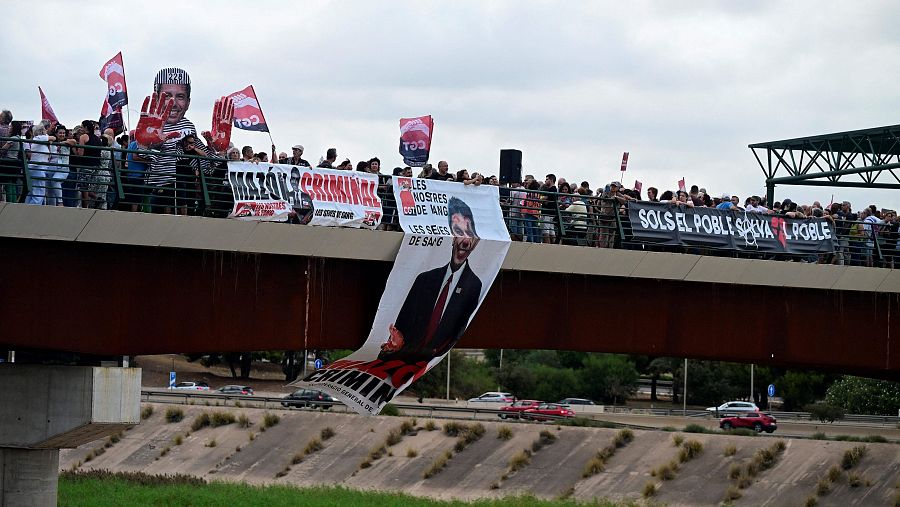 Manifestación en el 'Puente de la solidaridad' contra la gestión de la dana por parte de Carlos Mazón