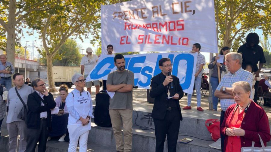 El cardenal de Madrid, José Cobo, en un acto de apoyo a las personas internadas en los CIE en octubre de 2024.