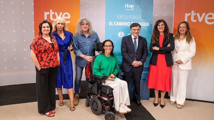 Teresa Perales junto al equipo de RTVE y el Comité Paralímpico Español