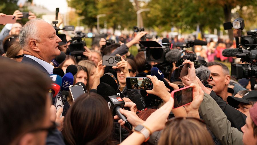 El expresidente moldavo Igor Dodon (izquierda) habla durante una protesta del Bloque Electoral Patriótico