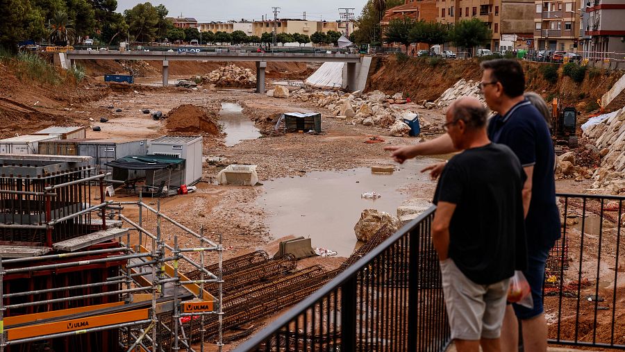 Dos hombres observan el barranco del Poyo tras las lluvias, a 29 de septiembre de 2025, en Paiporta, Valencia.