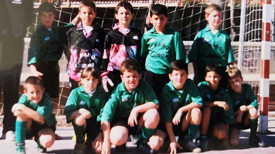 Un grupo de niños, con camisetas verdes y el nombre 