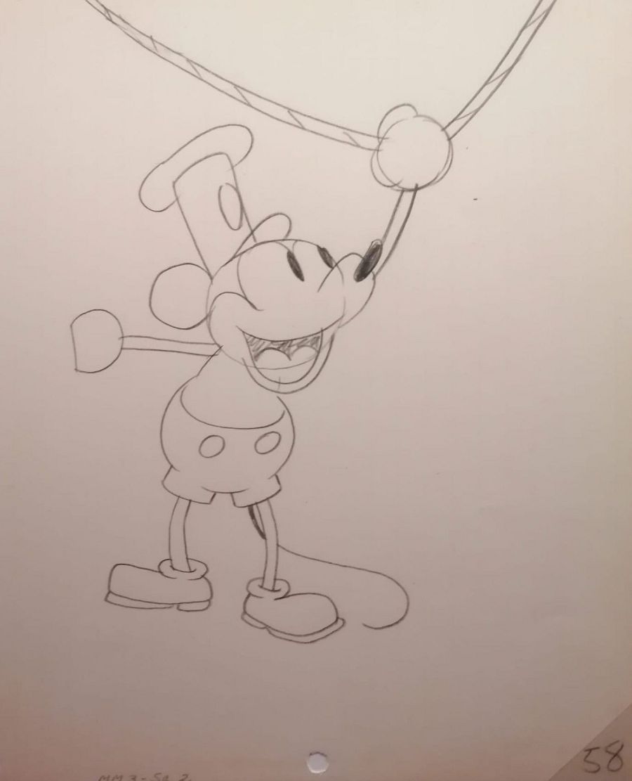 Un boceto de Mickey Mouse muestra al personaje sonriendo y mirando hacia arriba, con pantalones cortos y zapatos. Sostiene una cuerda con un nudo en el extremo.