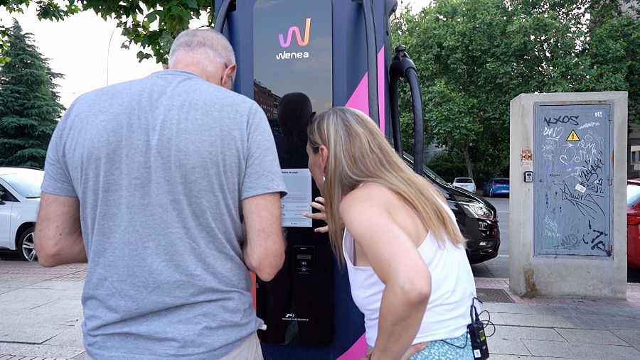 Uno de los inconvenientes de los coches eléctricos son las recargas dificultosas en trayectos largos.
