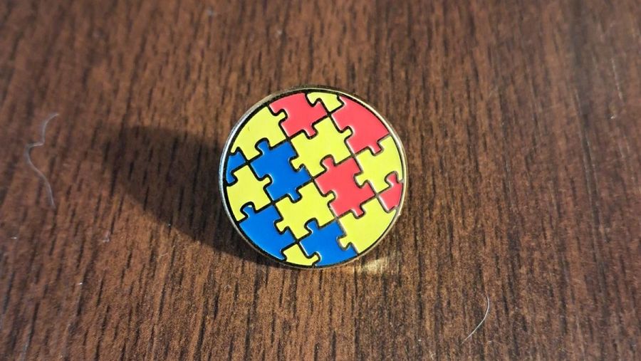 Pin con la imagen de un puzzle que une la bandera de España y la de Ucrania que recibieron los asistentes al XIII Congreso de hispanistas en Odesa