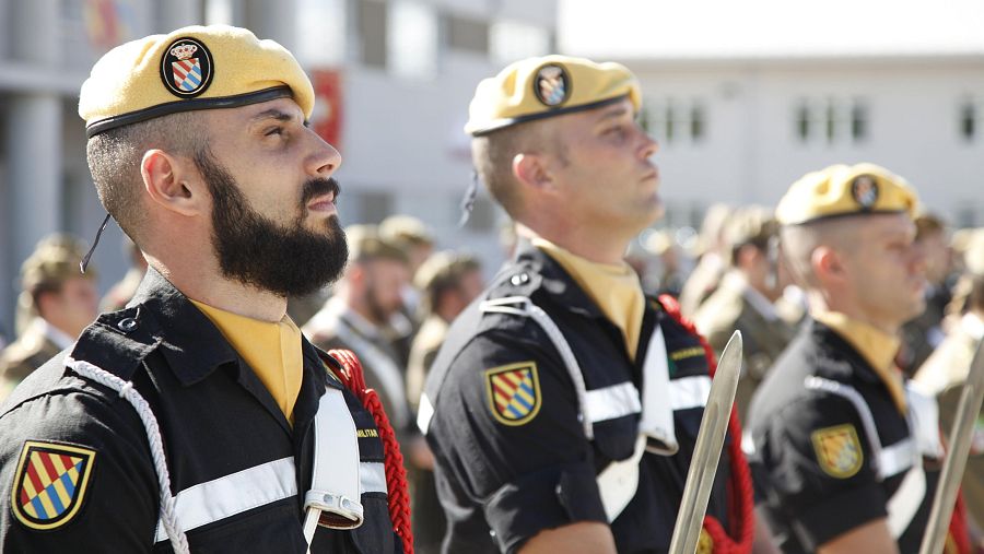 Miembros de la Unidad Militar de Emergencias con el uniforme de gala.