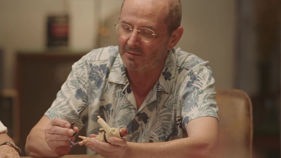 L'actor Oriol Grau amb un Madelman