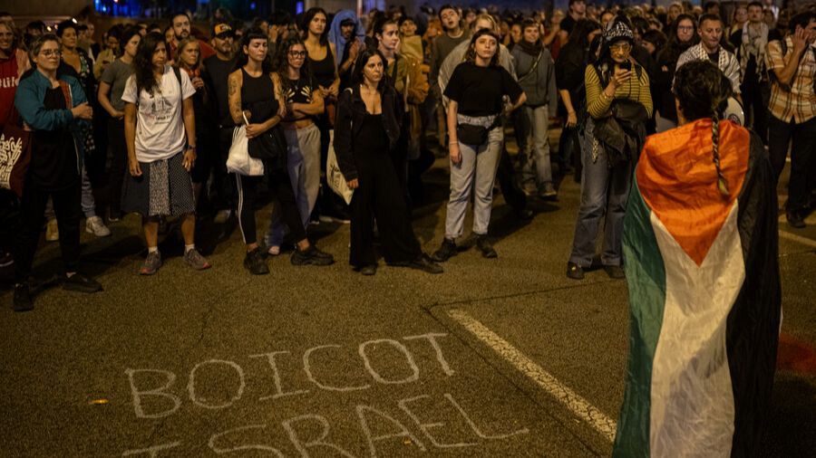 Cientos de personas se concentran ante el Consulado de Israel en Barcelona en apoyo a la Flotilla