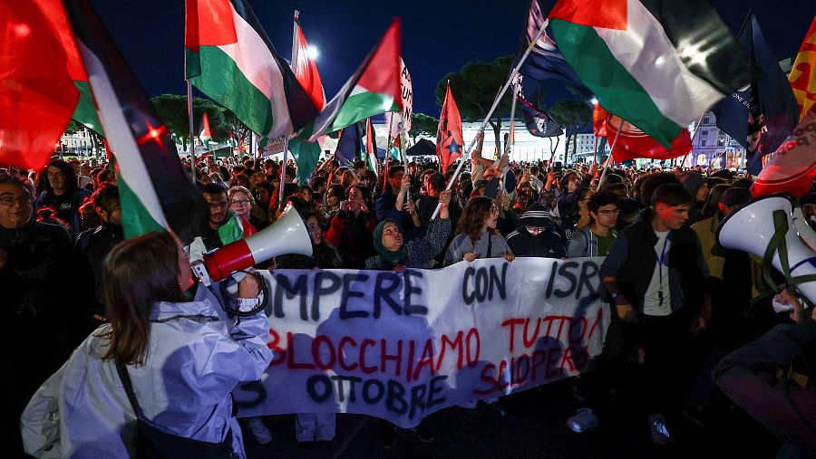 Miles de personas protestan en Roma