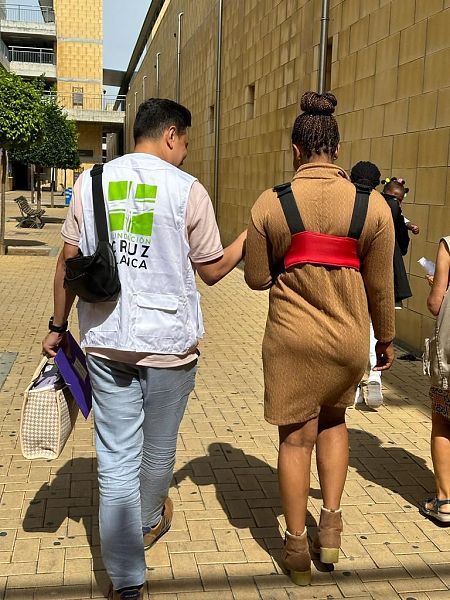 Un trabajador de la Fundación Cruz Blanca camina junto a una mujer en situación de prostitución
