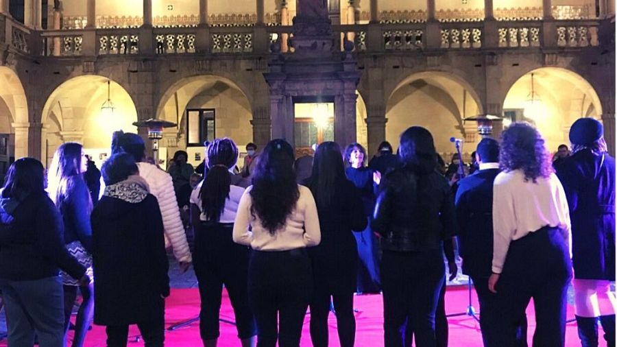 Actuación del coro Dona Gospel formado por mujeres del proyecto de Oblatas en Barcelona
